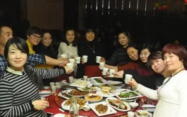 Đi họp lớp sau 10 năm, hễ định gắp đồ ăn thì bị xoay mâm: Tôi rời nhóm chat khi vô tình nhìn vào điện thoại bạn cũ - ảnh 2