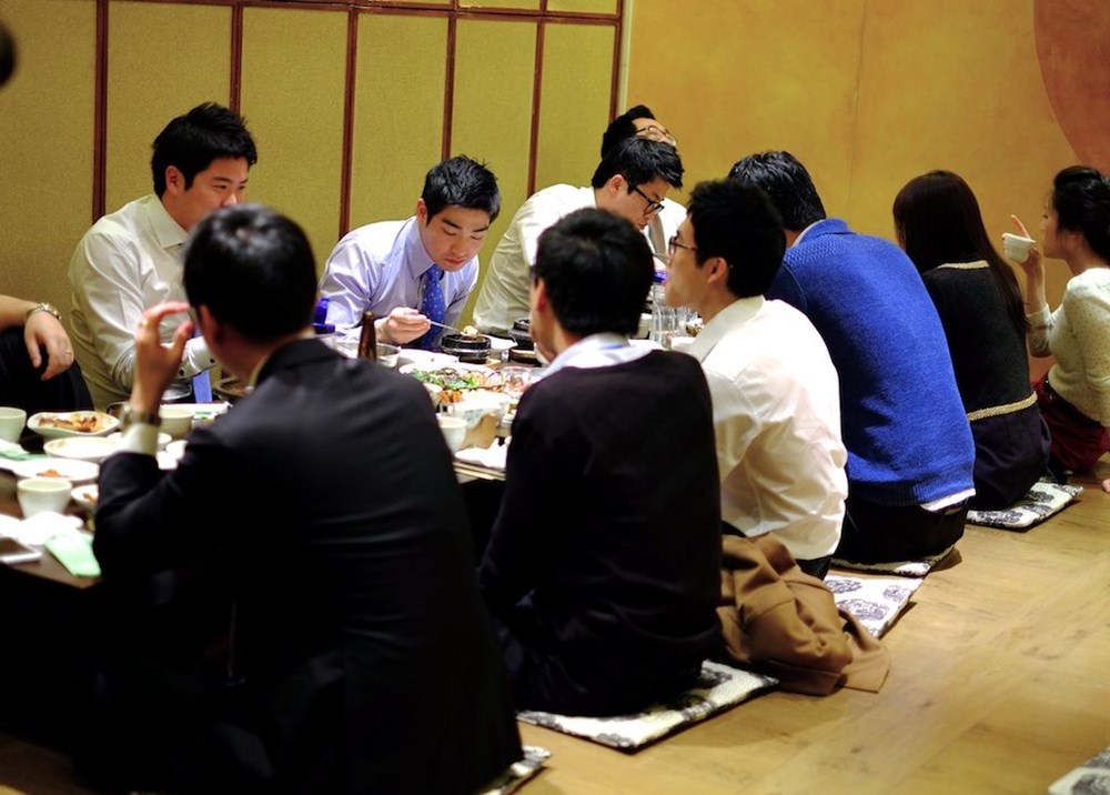 38 tuổi về quê họp lớp, gặp lại lớp trưởng lương 80 triệu/tháng, tôi nhận ra mình kiếm ít tiền nhưng giàu hơn - ảnh 1