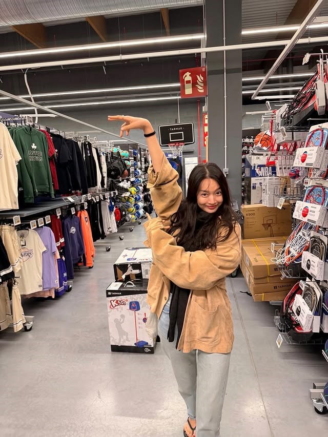 Kim Woo Bin làm “phó nháy” xịn thế này, bảo sao Shin Min Ah mê tít! - ảnh 1