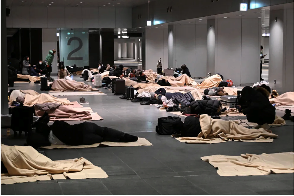 Cảnh tượng không tưởng ở sân bay Nhật Bản giữa đợt tuyết lớn kỷ lục - ảnh 2