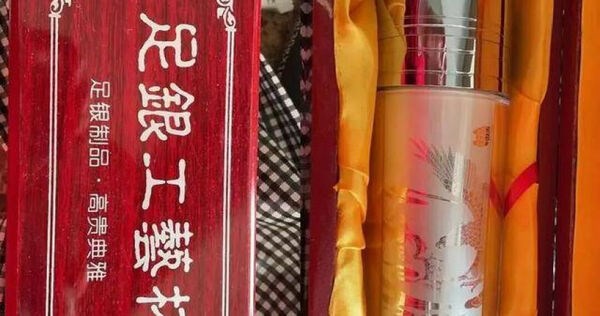 Mua nhẫn kim cương được tặng bình giữ nhiệt bạc nguyên chất, 3 năm sau kim cương mất giá 90% còn quà tặng kèm giá trị gấp 3  - ảnh 1