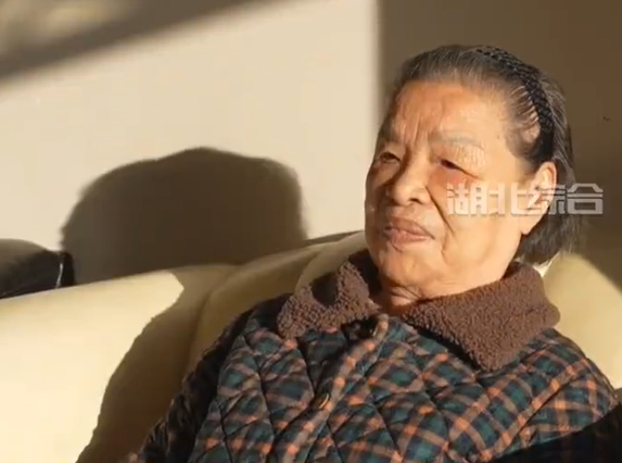 Cụ bà 92 tuổi được mệnh danh là “Công chúa ngủ trong rừng“ - ảnh 1