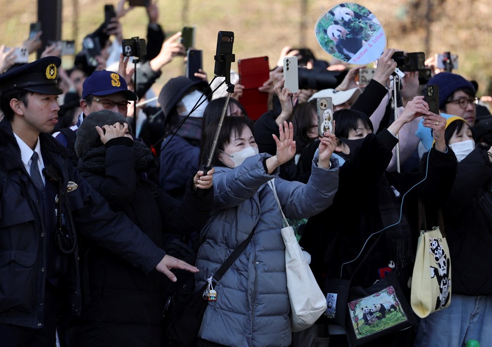 Hàng dài người dân Nhật Bản xúc động xếp hàng chia tay cặp gấu trúc sinh đôi quay trở về Trung Quốc, sở thú có thể thiệt hại tới 3.400 tỷ đồng/năm - ảnh 3
