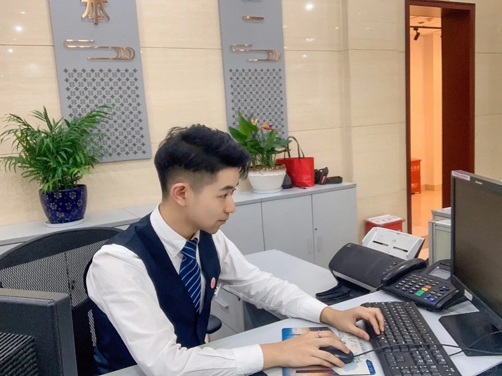 “Thu nhập hơn 300 triệu/tháng ở Hong Kong (Trung Quốc) là nghèo?” - Nhân viên ngân hàng chia sẻ trên Threads khiến netizen tranh cãi dữ dội - ảnh 1