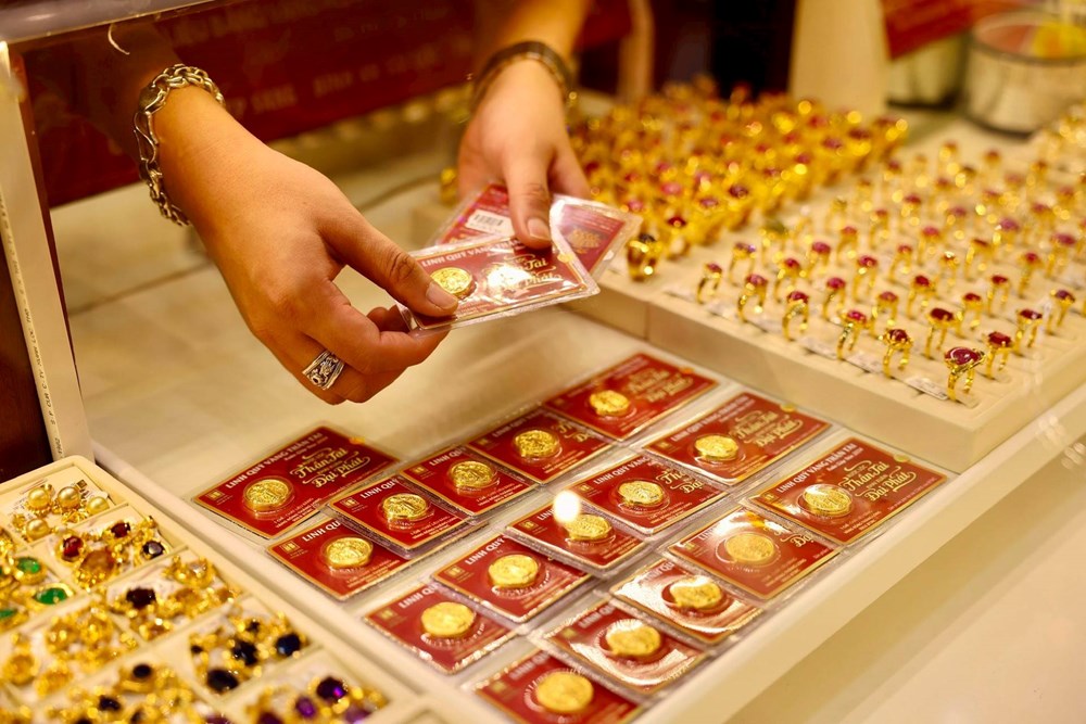 Chính thức từ hôm nay: Mua bán vàng không qua chuyển khoản có thể bị phạt; Giao dịch vàng miếng không giấy phép có thể bị tịch thu - ảnh 1