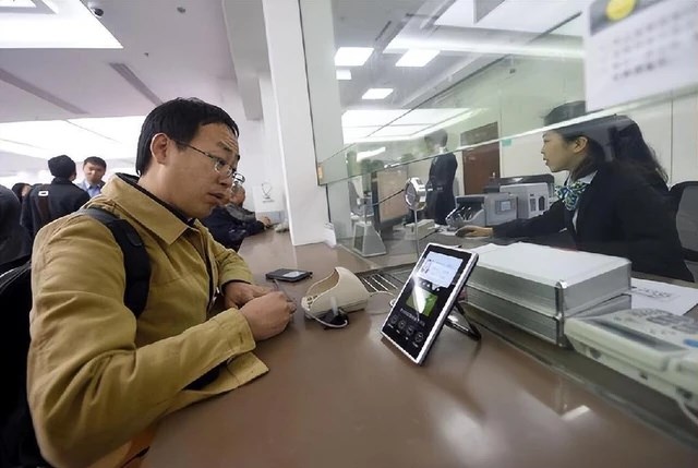 Chàng trai gửi 2,4 tỉ, 1 tiếng sau chỉ còn 71 nghìn, ngân hàng từ chối chịu trách nhiệm: “Ai rút tiền thì đi mà tìm người đó“ - ảnh 1