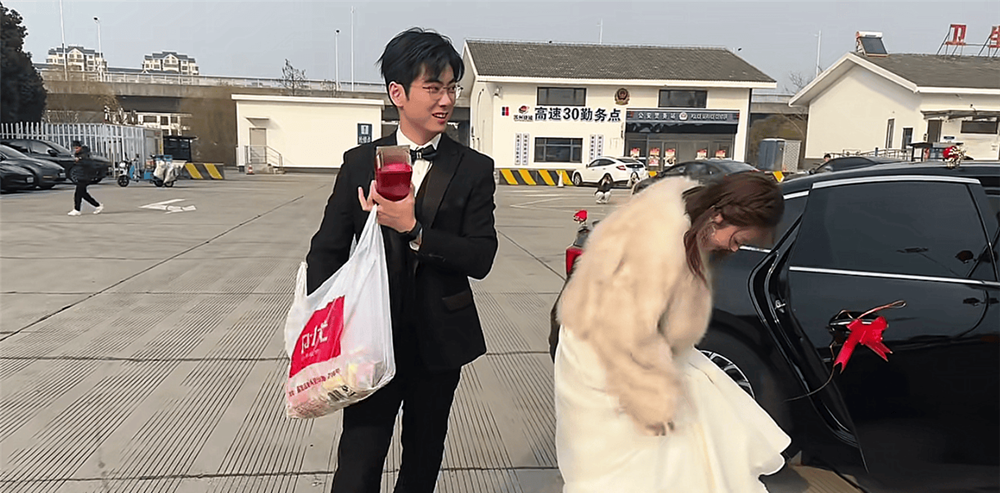 Hộ tống xe hoa cô đơn trên cao tốc, chủ xe Maybach bỗng thành “con nợ” - ảnh 3