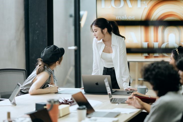 Ngày đầu tiên đi làm mà nhìn thấy 3 điều này trên bàn làm việc, xin chúc mừng bạn đã “đổi vận” - ảnh 1