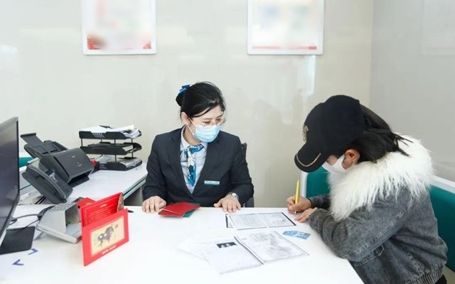 Gửi thêm 12 triệu nữa là có 370 triệu mua vàng, háo hức vượt 1300km lên lại thành phố, ra ngân hàng thì nhân viên nói: “Về nhà mà hỏi chồng chị“ - ảnh 1