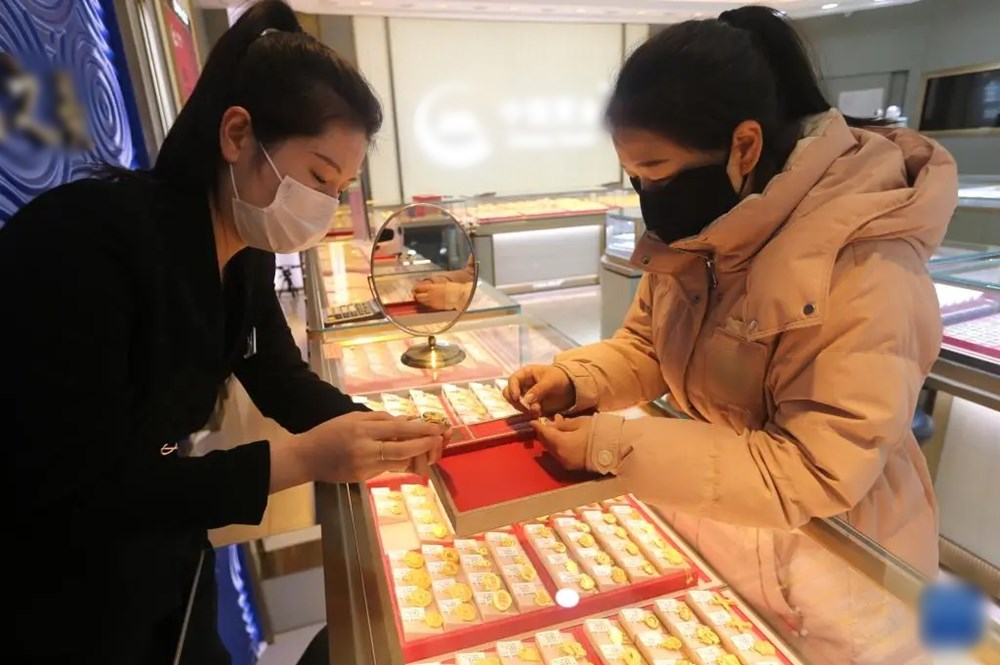 Cặp vợ chồng bán nhà, mang 5,6 tỷ đi mua vàng giữa lúc giá đạt đỉnh, nhân viên lập tức dừng giao dịch - ảnh 1