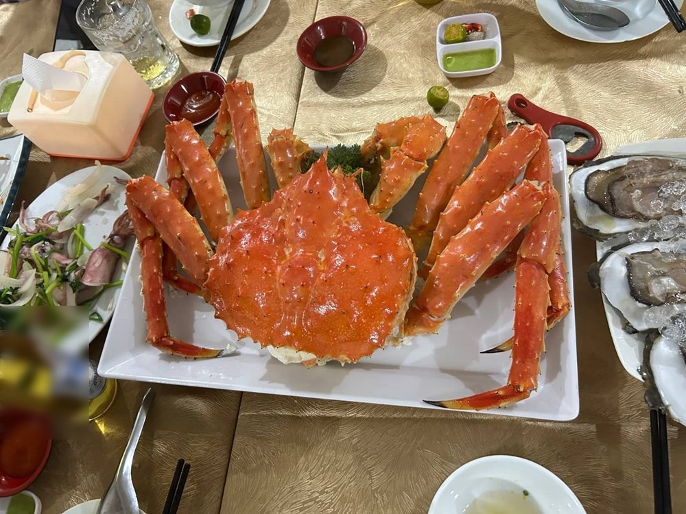 10 năm đi Nhật về lần đầu tôi dẫn mẹ đi lịch Đà Nẵng: Vừa ngồi vào bàn ăn mẹ hỏi 1 câu, tôi trốn vào nhà vệ sinh khóc - ảnh 1