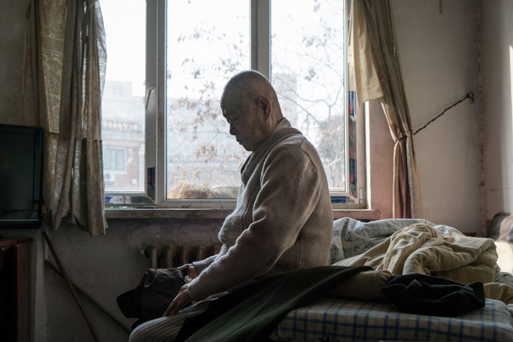 Chăm bố chồng nằm viện 10 năm, con dâu chỉ nhận được hộp bánh và một xấp tiền lẻ: Bài học đắt giá cho người chọn sống tử tế - ảnh 1