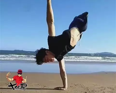 Màn breakdance 29 giây của chàng trai cụt 2 chân bên lề đường gây bão: “Đừng tiếc nuối thay tôi” - ảnh 1