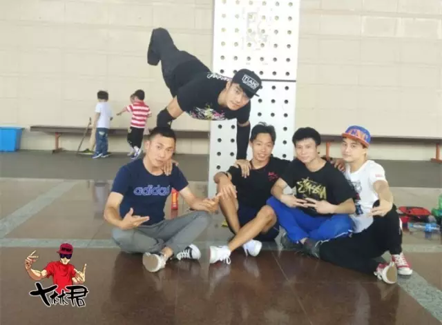 Màn breakdance 29 giây của chàng trai cụt 2 chân bên lề đường gây bão: “Đừng tiếc nuối thay tôi” - ảnh 2