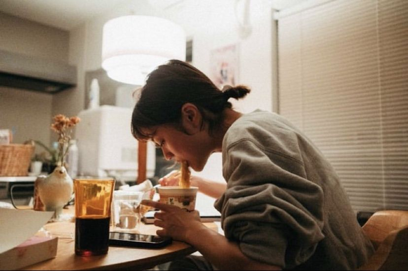 Nghiên cứu trên 400 người tiết lộ khung giờ ăn tối làm tăng gấp đôi nguy cơ béo phì, viêm nhiễm - ảnh 1