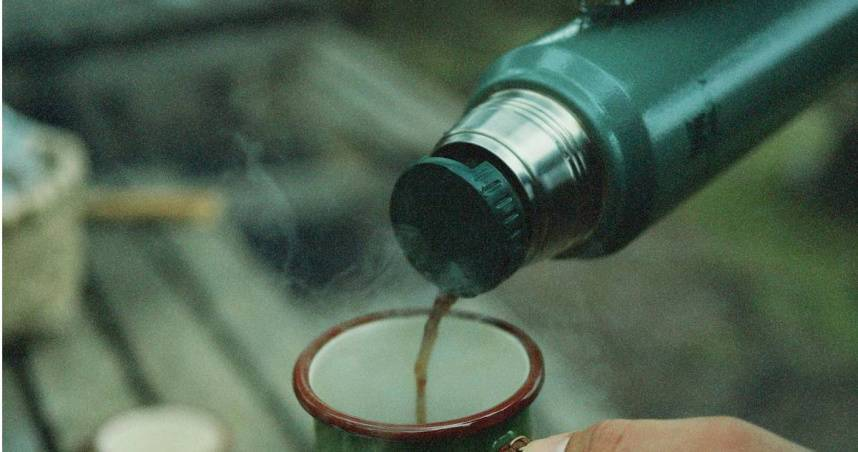 4 loại nước để lâu trong bình giữ nhiệt có thể trở thành “ổ vi khuẩn”, nuôi tế bào ung thư - ảnh 1