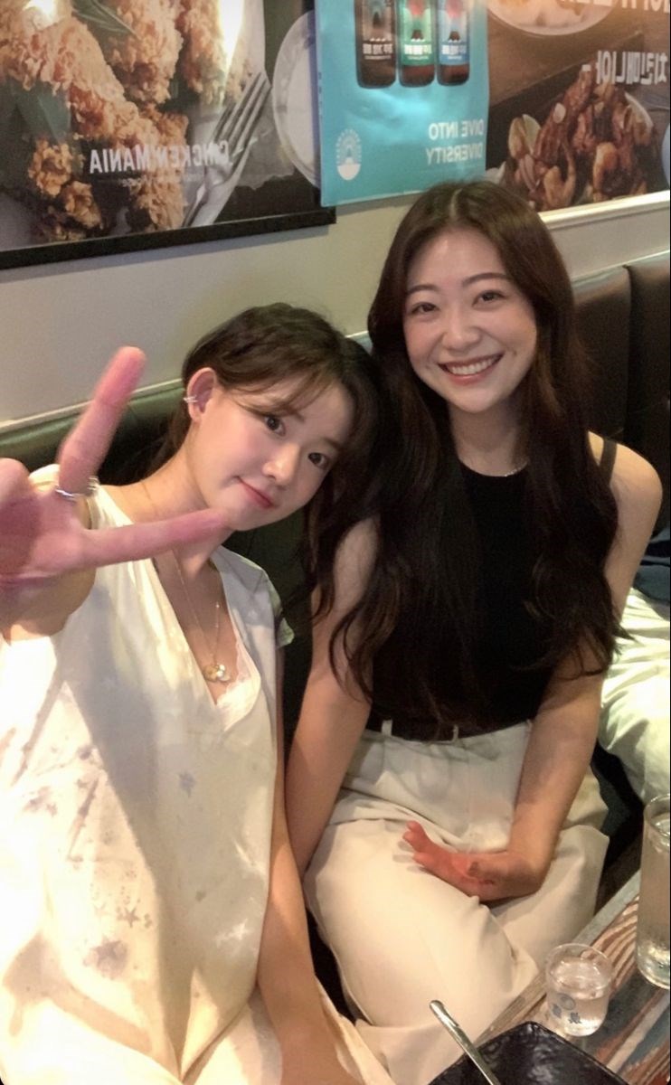 2 người bạn cùng đi làm, thu nhập như nhau: 1 người mua vàng - 1 người không, 10 năm sau mới thấy sự khác biệt - ảnh 1