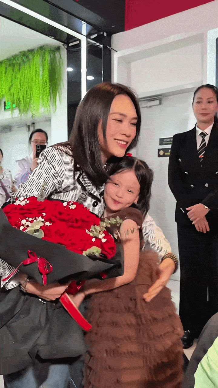 Mỹ Tâm hội ngộ bé gái 7 tuổi gây sốt tại A80, Mai Tài Phến bị réo tên vì một lý do - ảnh 1