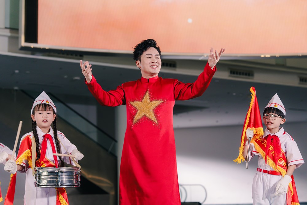 Xúc động 3 thế hệ nghệ sĩ Việt thể hiện tình yêu tới Bác Hồ, mức cát-xê của Tùng Dương gây bất ngờ  - ảnh 1