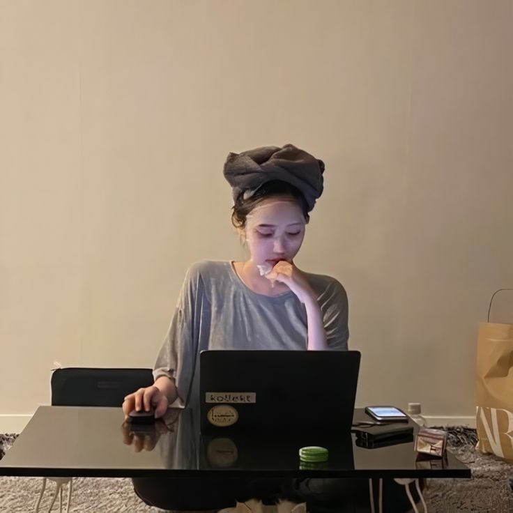 Tan làm rồi vẫn không được yên: Sếp giao việc, đồng nghiệp nhờ “giúp chị tí”, từ chối sao? - ảnh 1