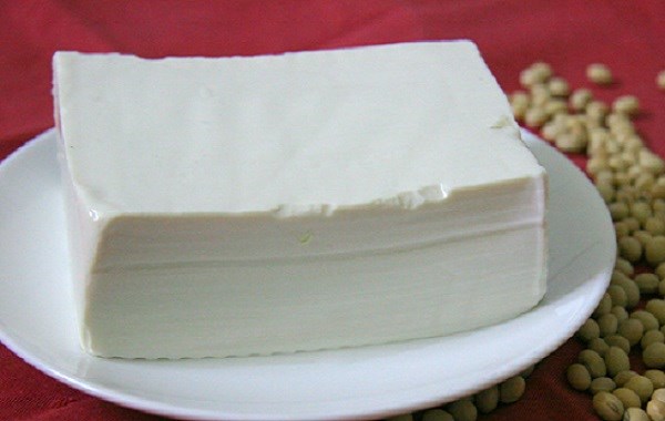 Tại sao đậu phụ đóng gói luôn được ngâm trong nước? Có nên rửa đậu phụ sau khi mua? - ảnh 1