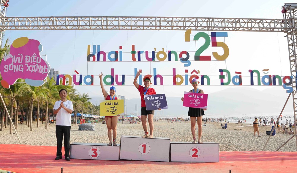Sôi nổi giải bơi biển “Vượt sóng mùa hè Đà Nẵng 2025” - ảnh 4