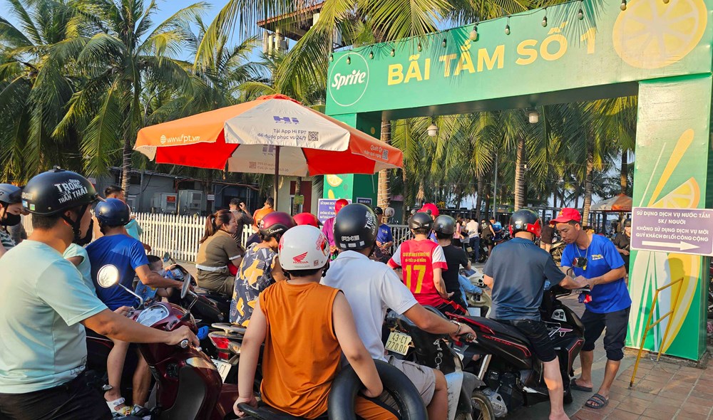Biển Đà Nẵng đông kín người dịp lễ 30.4 - 1.5 - ảnh 9