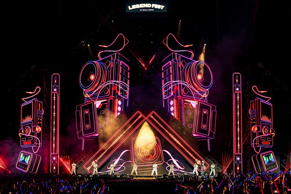 Biển người đổ về trung tâm Đồng Hới xem đại nhạc hội Legend Fest - ảnh 3