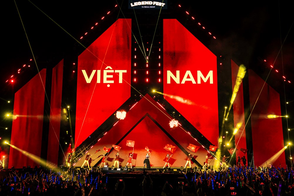 Biển người đổ về trung tâm Đồng Hới xem đại nhạc hội Legend Fest - ảnh 2