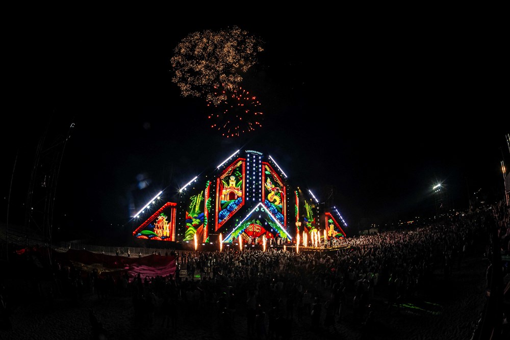 Biển người đổ về trung tâm Đồng Hới xem đại nhạc hội Legend Fest - ảnh 4