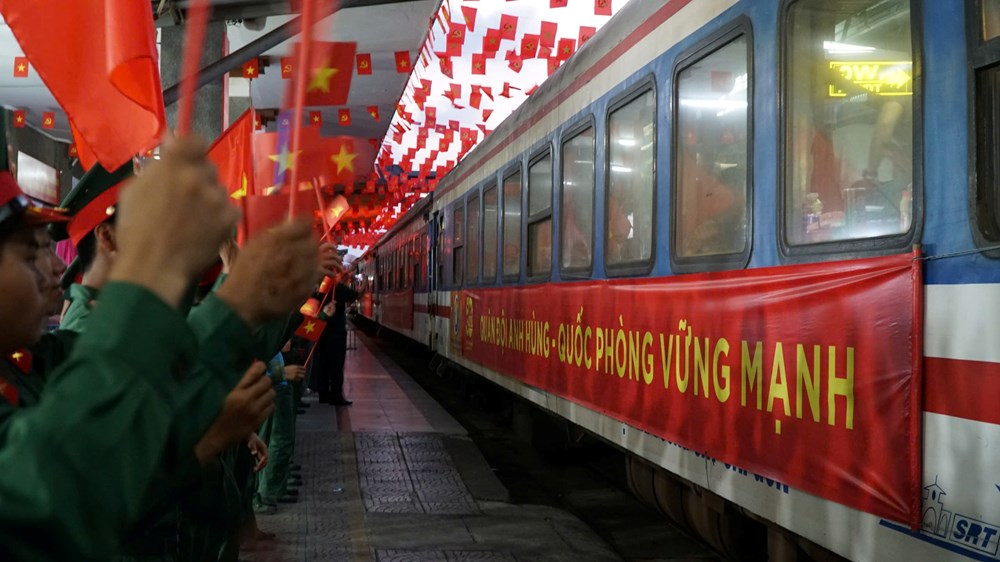 Nồng ấm lễ đón lực lượng diễu binh, diễu hành tại ga Đà Nẵng - ảnh 2