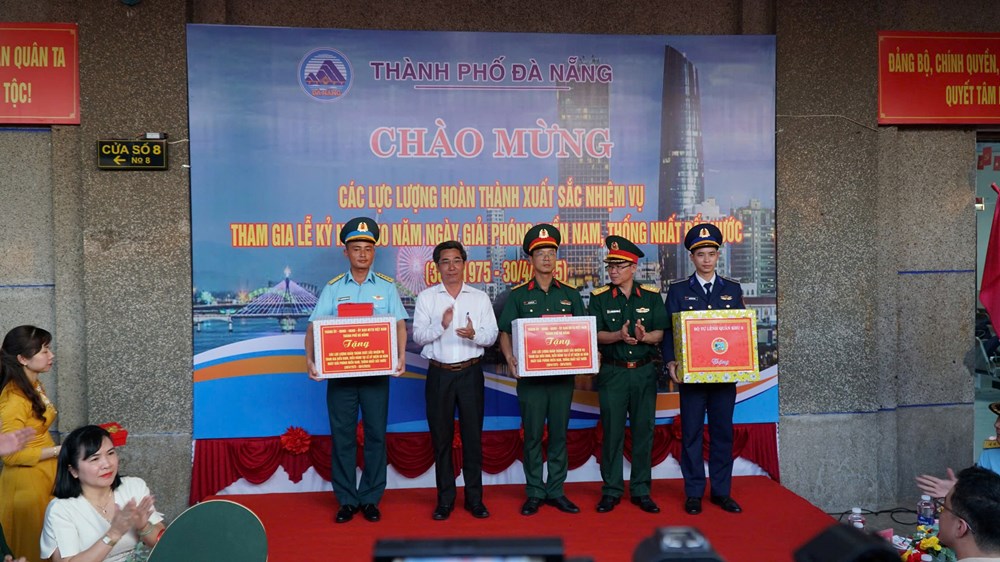 Nồng ấm lễ đón lực lượng diễu binh, diễu hành tại ga Đà Nẵng - ảnh 3