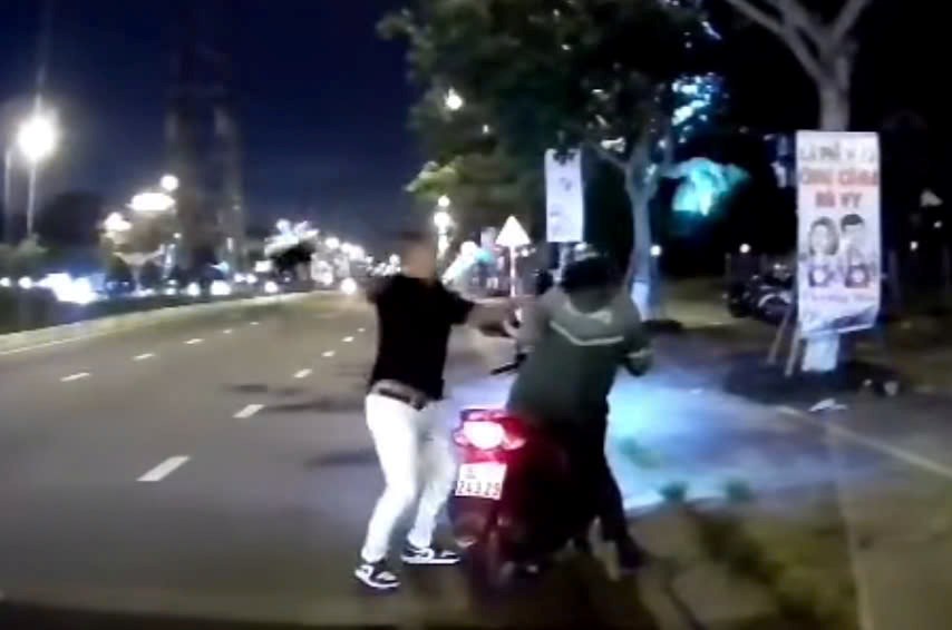 Tài xế xe ôm công nghệ bị hành hung giữa đường, công an vào cuộc xác minh - ảnh 1