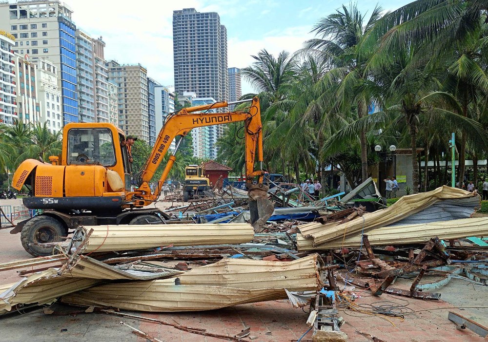 Tháo dỡ các quầy ẩm thực và hàng lưu niệm tại “cung đường tỉ đô” ven biển Đà Nẵng - ảnh 2