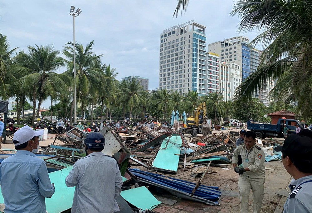 Tháo dỡ các quầy ẩm thực và hàng lưu niệm tại “cung đường tỉ đô” ven biển Đà Nẵng - ảnh 1