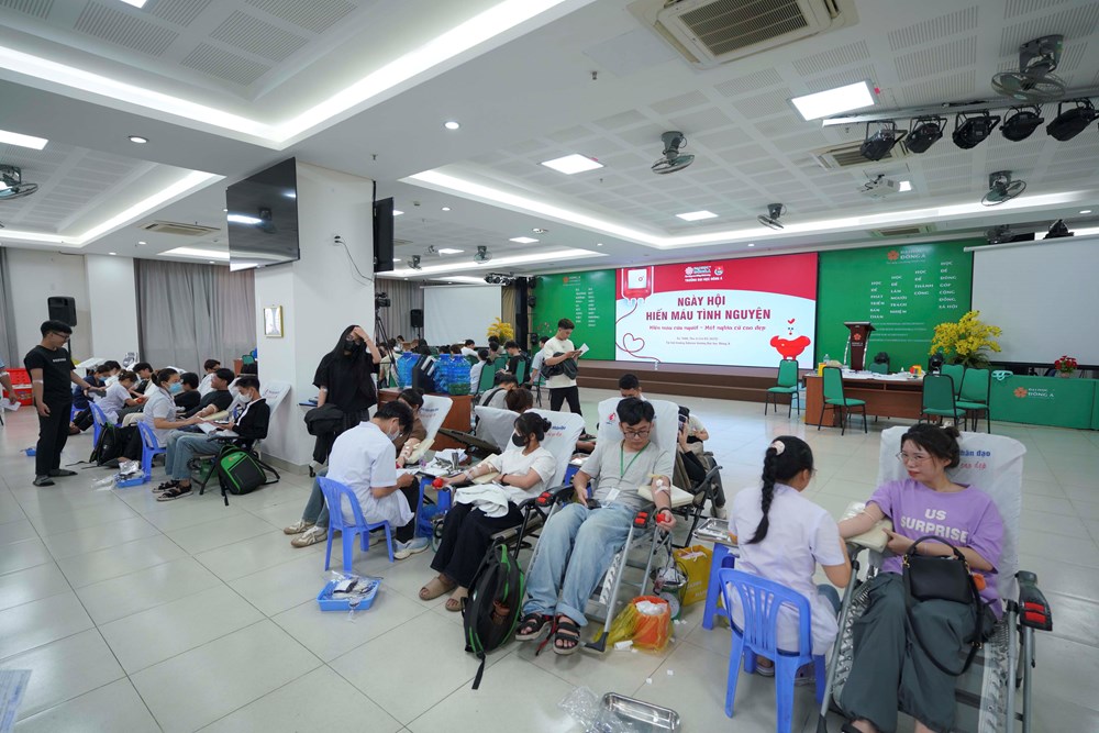 Hơn 700 sinh viên hiến máu tình nguyện, sẻ chia yêu thương - ảnh 1