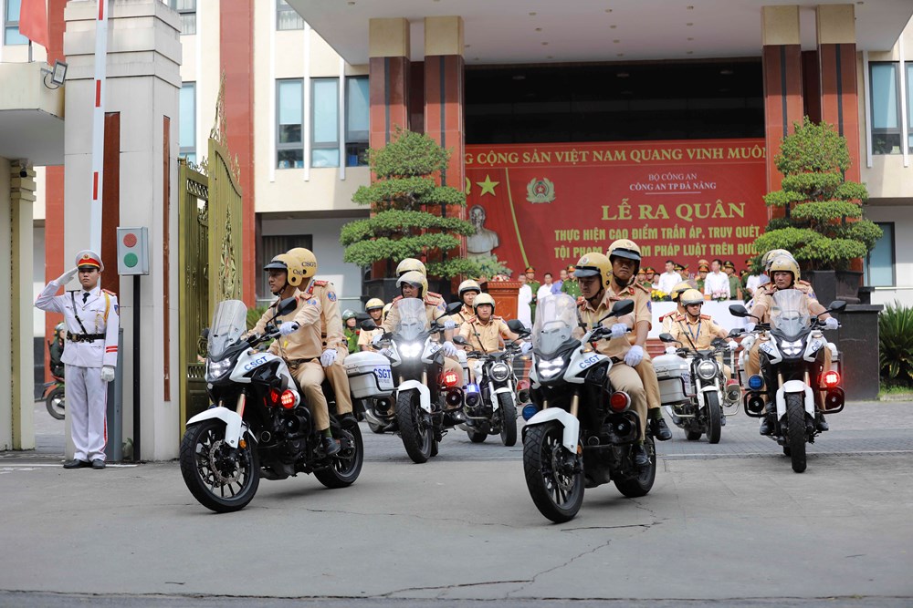 Công an Đà Nẵng ra quân trấn áp tội phạm đường phố, đảm bảo an toàn mùa du lịch và Lễ hội pháo hoa 2025 - ảnh 4