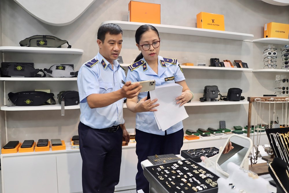 Xử phạt gần 280 triệu đồng, tạm giữ hàng trăm sản phẩm vi phạm - ảnh 1