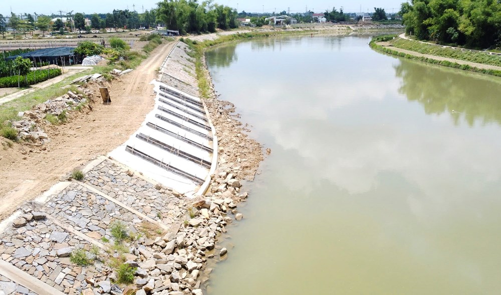 Dự án kè chống sạt lở bờ sông Yên chậm tiến độ do vướng mặt bằng - ảnh 2