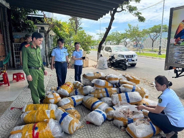 Phát hiện 700kg mực khô bốc mùi nồng nặc trên vỉa hè - ảnh 1