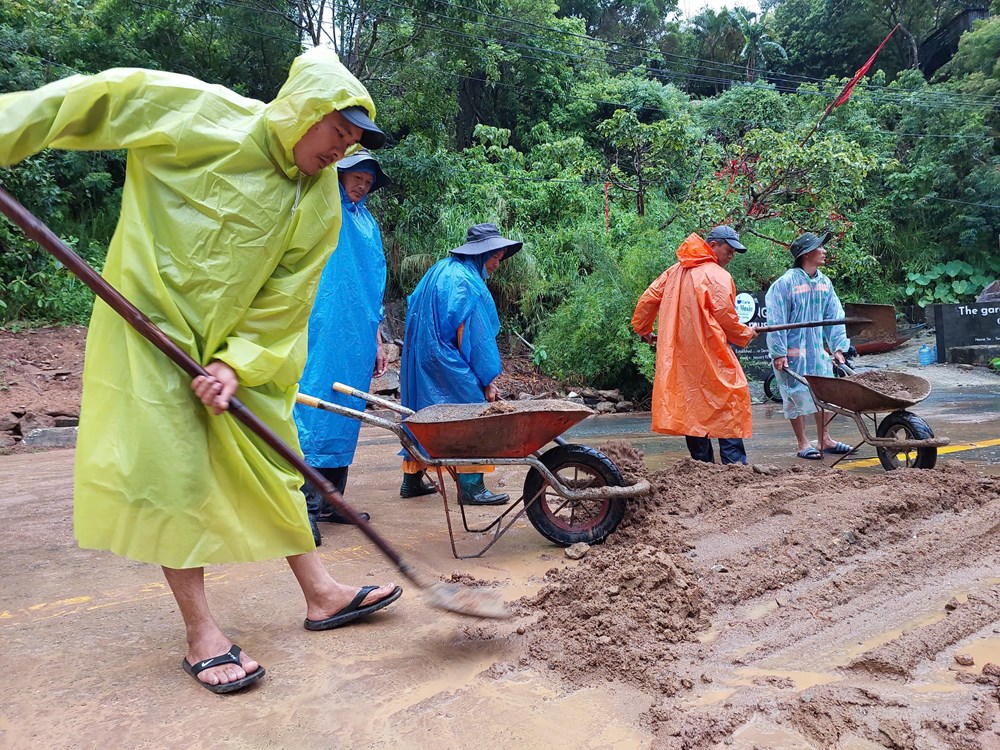 Sạt lở nhiều điểm đường lên bán đảo Sơn Trà sau ảnh hưởng của bão số 1 - ảnh 3