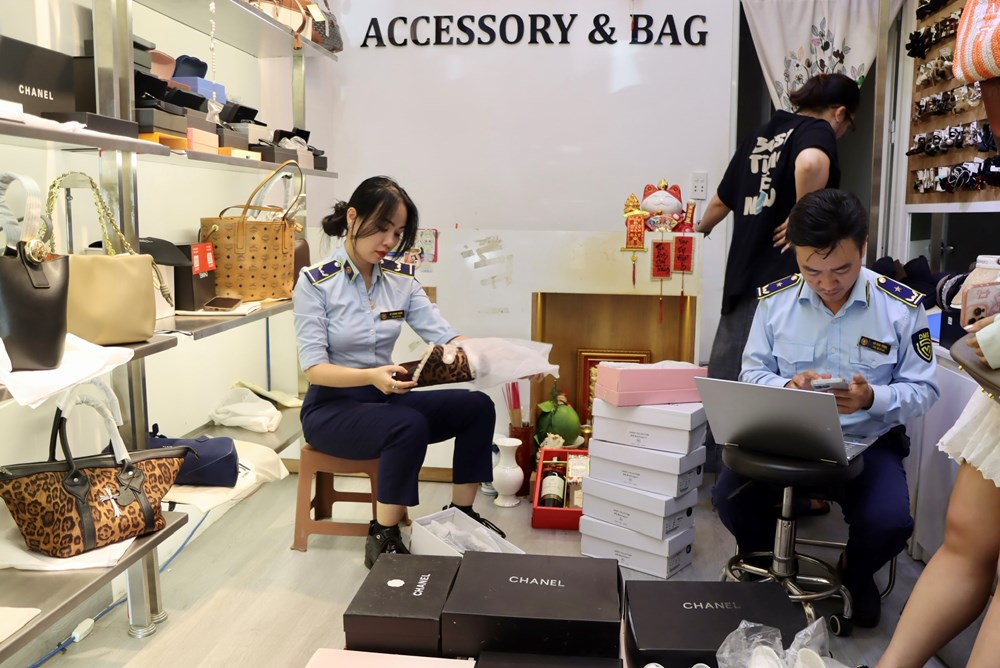 Xử phạt hơn 300 triệu đồng các hộ kinh doanh vi phạm môi trường, hàng giả và hàng lậu - ảnh 1