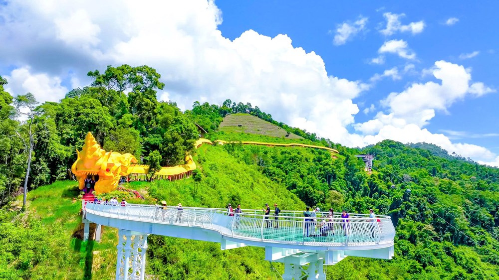 Cầu kính Ngọc Rồng - Biểu tượng mới tại KDL sinh thái Cổng trời Đông Giang - ảnh 2