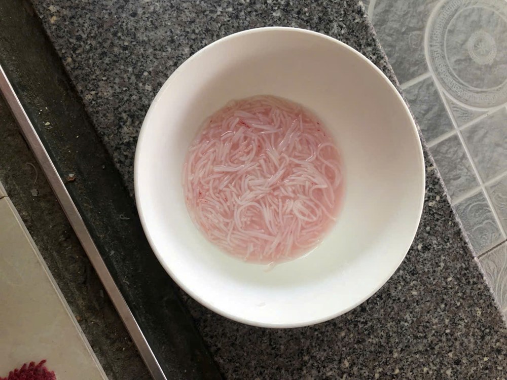 Tạm dừng cơ sở sản xuất sau phản ánh bún tươi đổi màu bất thường - ảnh 2