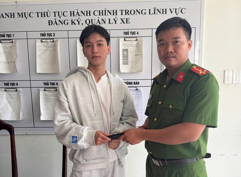 Hai công dân nhặt được của rơi, mang đến công an trả lại cho người đánh rơi - ảnh 1