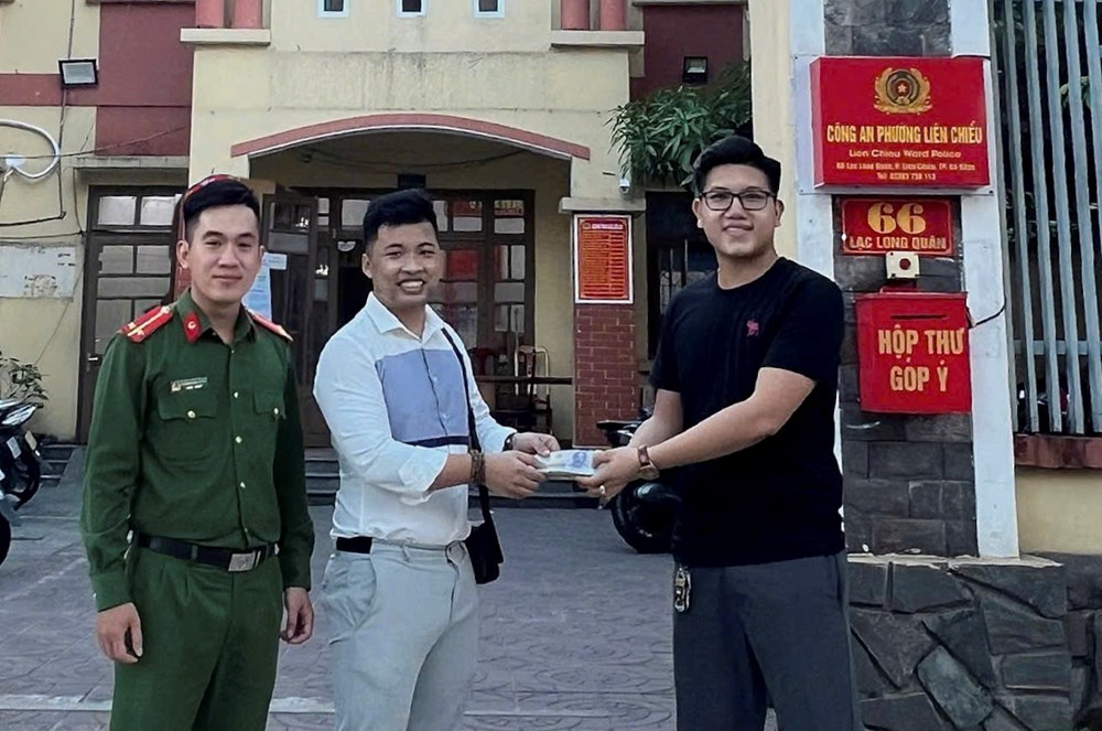 Hai công dân nhặt được của rơi, mang đến công an trả lại cho người đánh rơi - ảnh 2