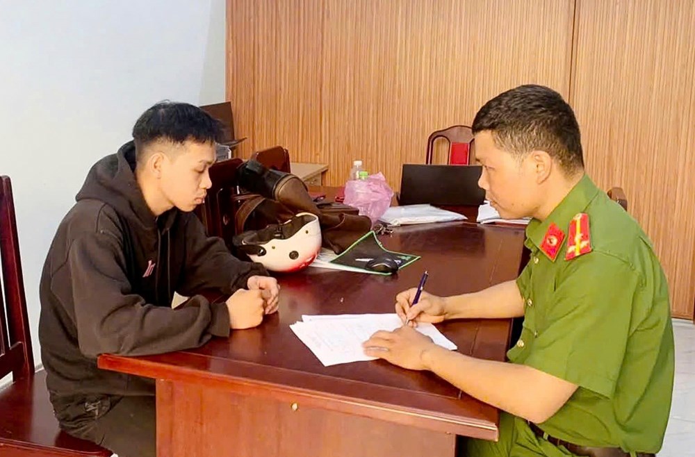 Giả vờ mua vé số, nam thanh niên giật dây chuyền vàng của cụ bà 83 tuổi - ảnh 1
