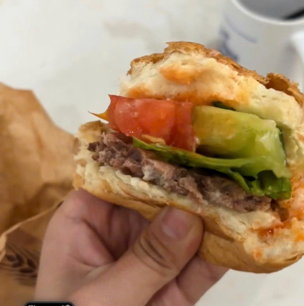 Khách tố phát hiện dòi trong bánh hamburger, lực lượng chức năng vào cuộc kiểm tra - ảnh 1