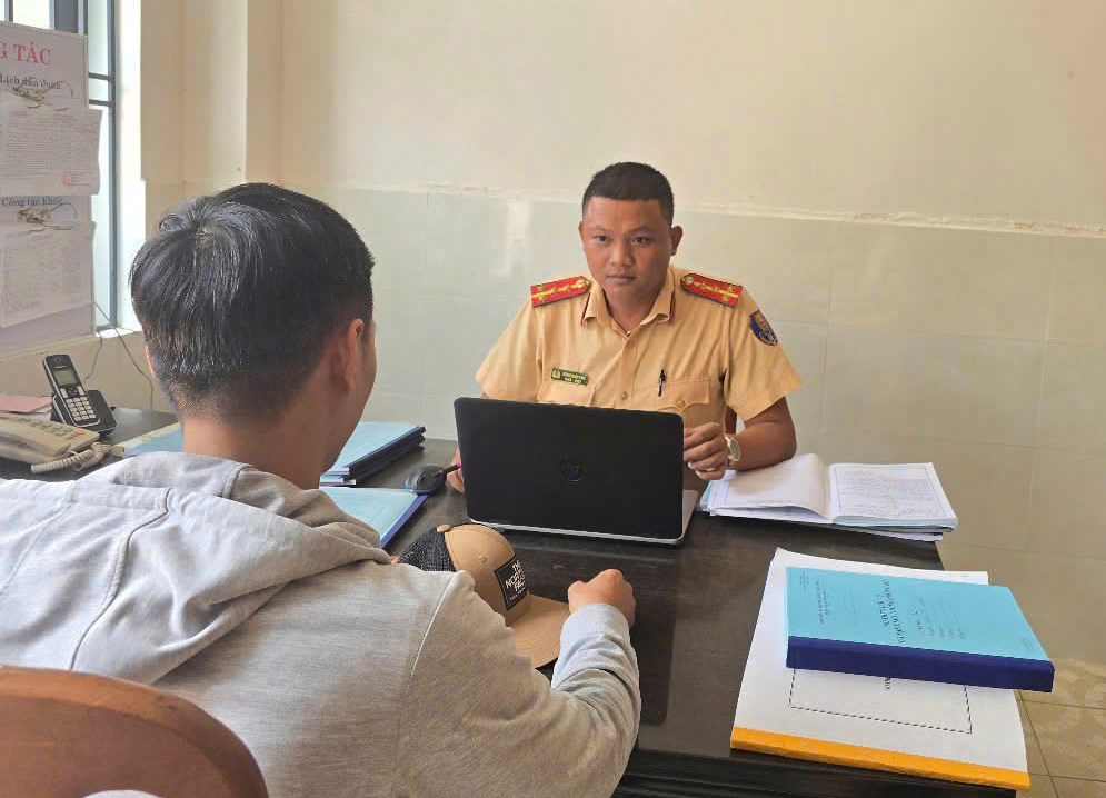 Xử lý nghiêm trường hợp ô tô dừng đỗ vi phạm tại đường ngang đường sắt ở Đà Nẵng - ảnh 2