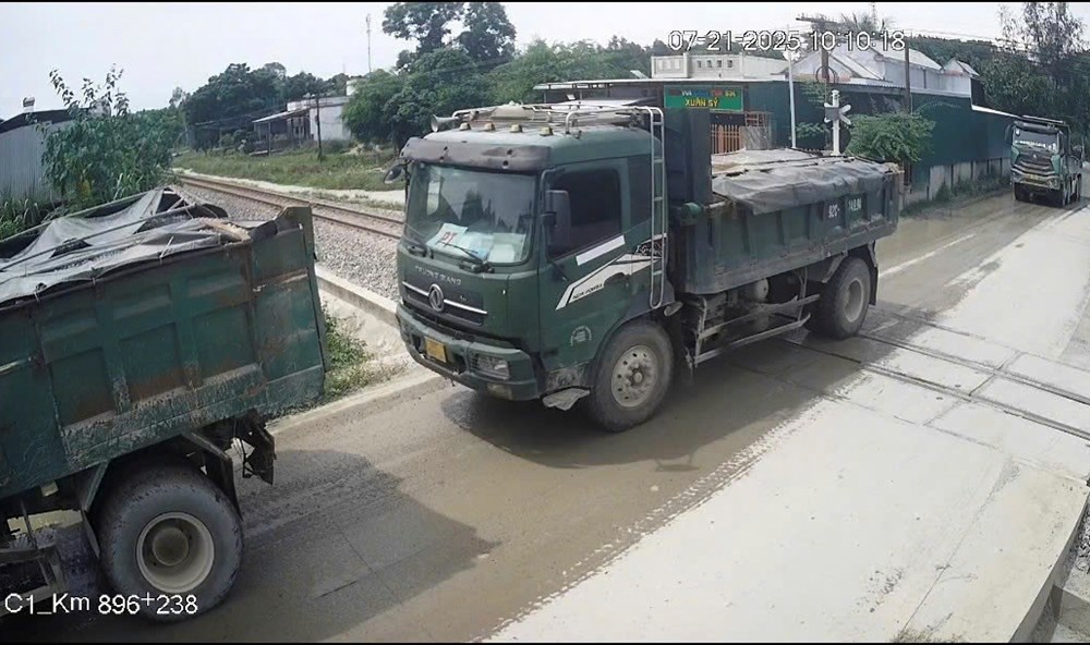 Xử lý nghiêm trường hợp ô tô dừng đỗ vi phạm tại đường ngang đường sắt ở Đà Nẵng - ảnh 1